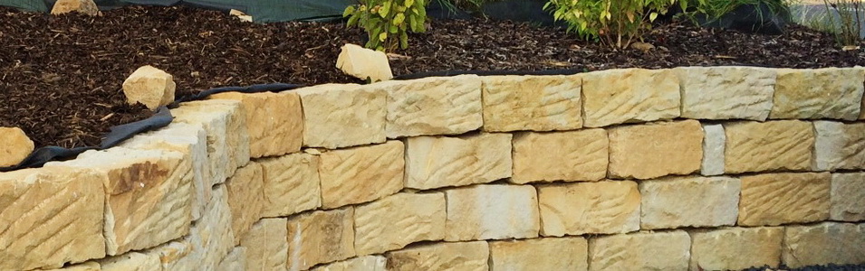 Sandstein Bruchsteine, Mauersteine, Blockstufen, Randsteine, Mauerabdeckung, Verblender, Pflastersteine, Natursteine, Sandsteinplatten, getrommelt