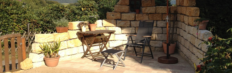 Sandstein Bruchsteine, Mauersteine, Blockstufen, Randsteine, Mauerabdeckung, Verblender, Pflastersteine, Natursteine, Sandsteinplatten, getrommelt